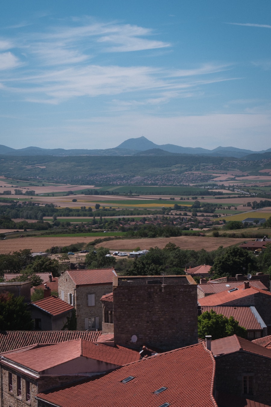 Vulkaankegels boven een dorp in de Auvergne