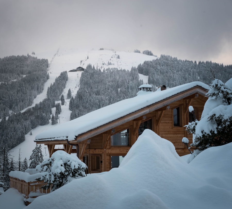 Houten chalet in de sneeuw