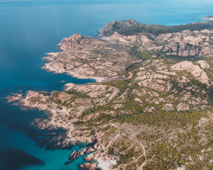 Rotsachtige kust van Corsica vanuit de lucht