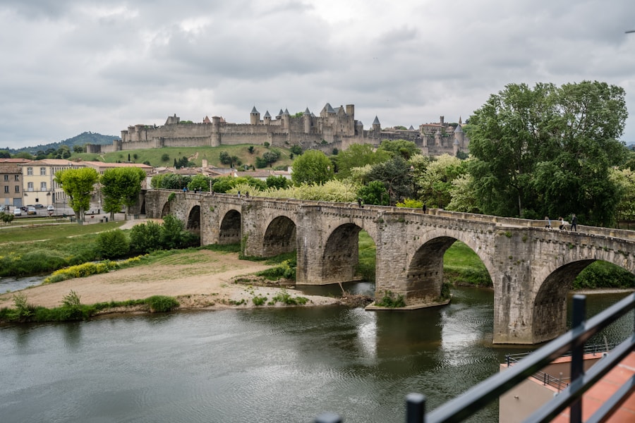 Brug en vestingmuren van Carcassonne