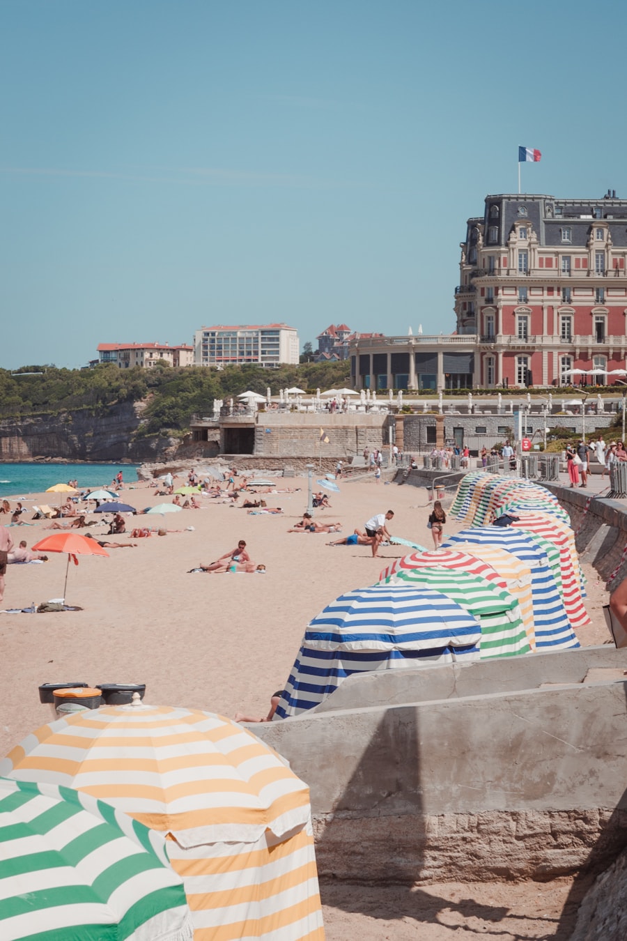 Strand van Biarritz met historisch hotel