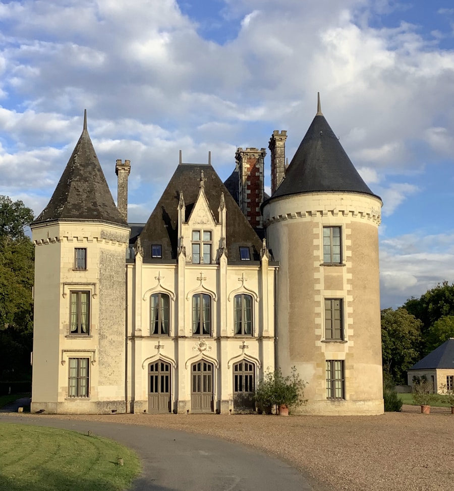 Frans château met torens en park